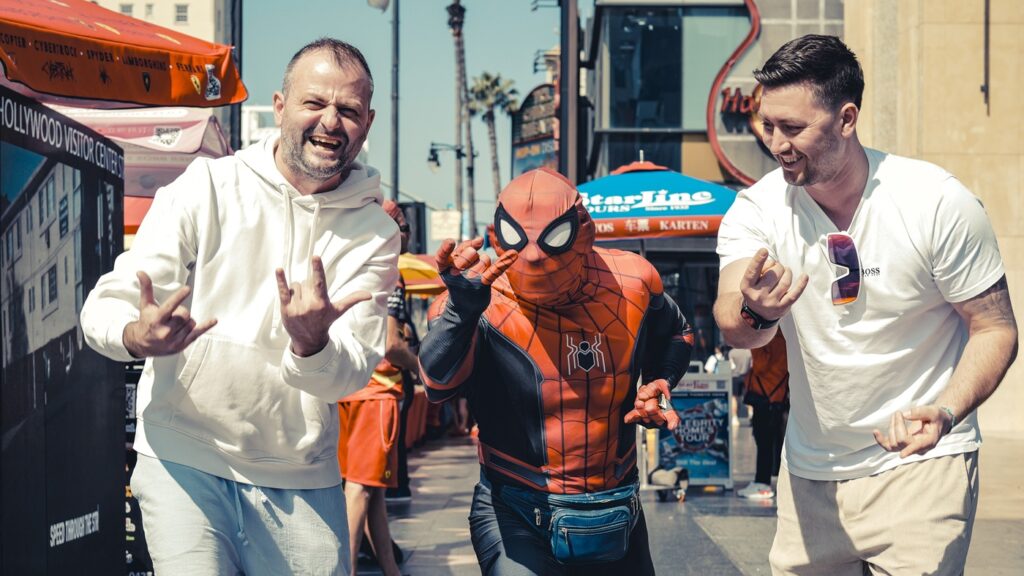 Fritz und Tamino Grampelhuber posieren für ein Foto mit Spiderman