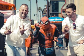 Fritz und Tamino Grampelhuber posieren für ein Foto mit Spiderman