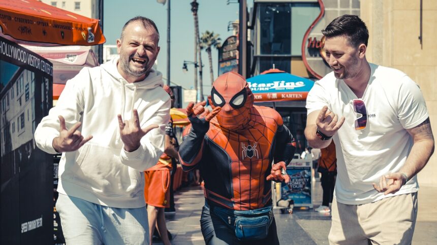 Fritz und Tamino Grampelhuber posieren für ein Foto mit Spiderman