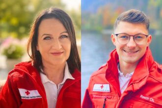 Nicole Schweiger und Christoph Resch engagieren sich freiwillig als Rettungssanitäter beim Roten Kreuz im Bezirk Vöcklabruck