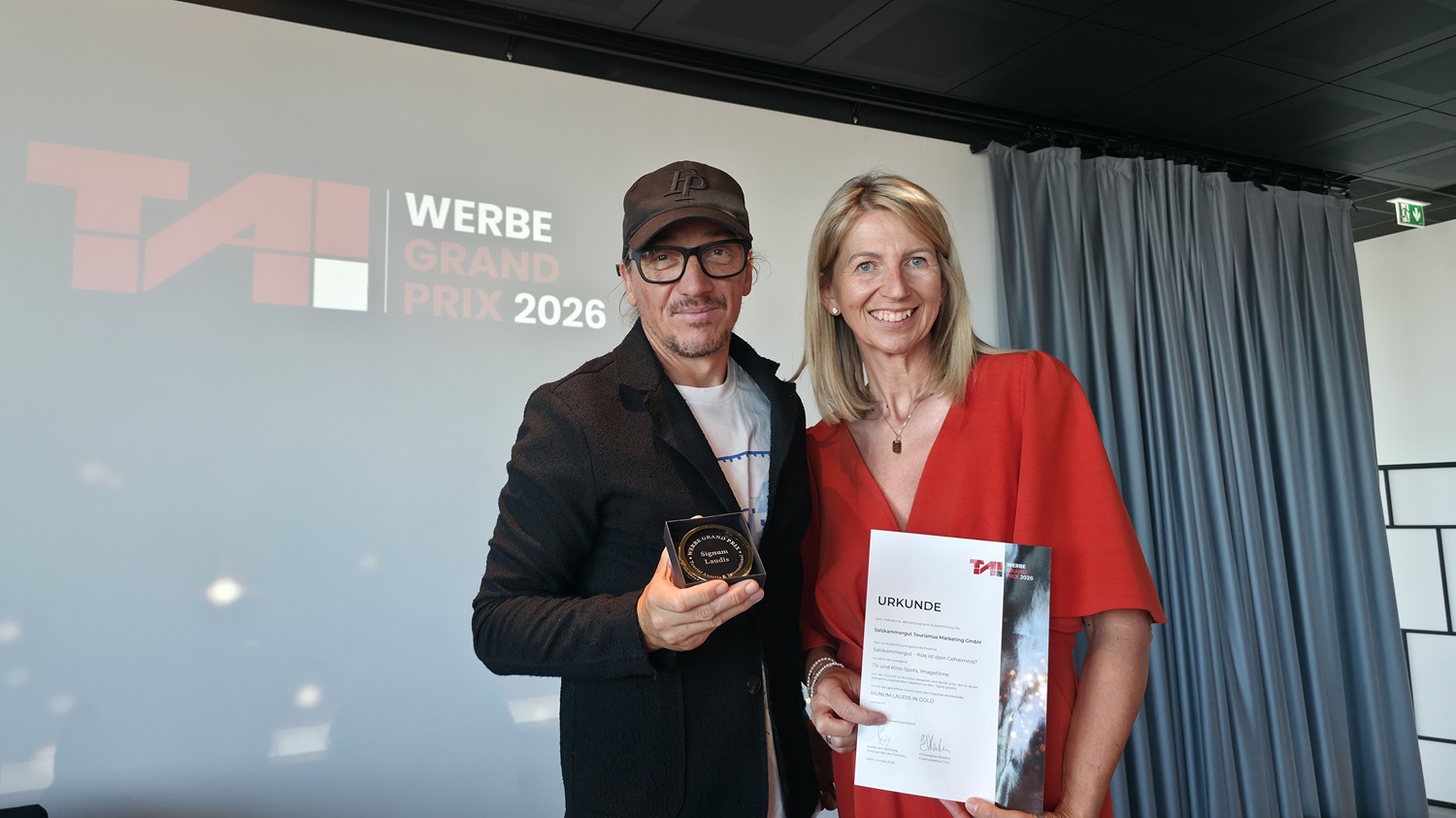 Die frisch fusionierte Salzkammergut Tourismus Marketing GmbH durfte sich in der Kategorie „TV- und Kino-Spots sowie Imagefilme“ über eine „Signum Laudis“-Medaille in Gold freuen.
